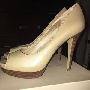 BCBGeneration cream peep toe pumps size 8M